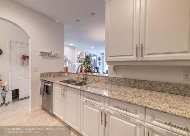 Property at 5769 Monterra Club Dr, FL 33463, 3 beds, 2.5 baths