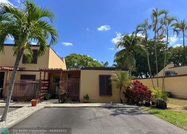 Property at 1421 E Golfview Dr #1421, Pembroke Pines, FL 33026, 3 beds, 2 baths
