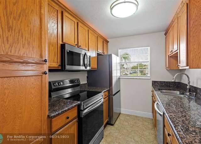 Property at 408 Sandpiper Dr Unit B, Fort Pierce, FL 34982, 1 bed, 1.5 baths