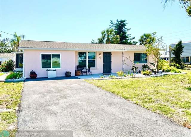 Property at 809 E 5th St, FL 34223, 3 beds, 2 baths