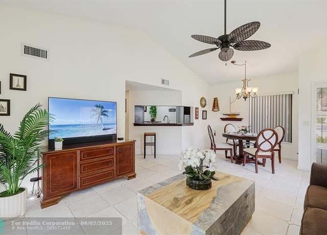 Property at 8 Via De Casas Sur #101, Boynton Beach, FL 33426, 2 beds, 2 baths