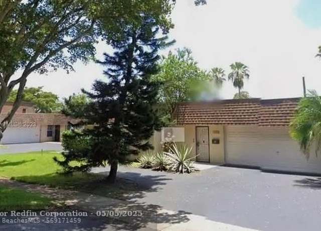 Property at 19016 W Lake Dr #19016, Hialeah, FL 33015, 3 beds, 3 baths