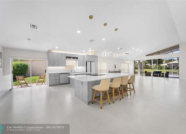 Property at 11824 Fountainside Cir, Boynton Beach, FL 33437, 3 beds, 2.5 baths