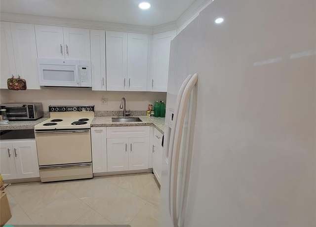 Property at 5945 Del Lago Cir #105, Sunrise, FL 33313, 2 beds, 2 baths