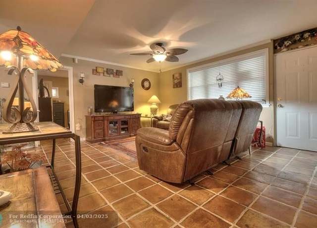 Property at 14 Sioux Ln, FL 33462, 3 beds, 2 baths