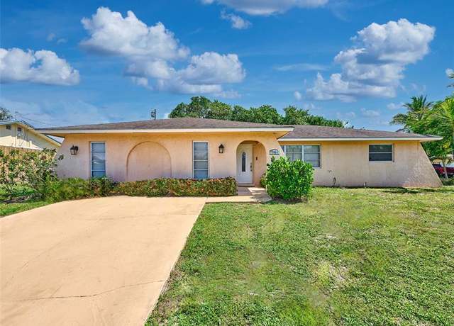 Property at 2014 7th Ct S, Lake Worth, FL 33461, 4 beds, 2.5 baths