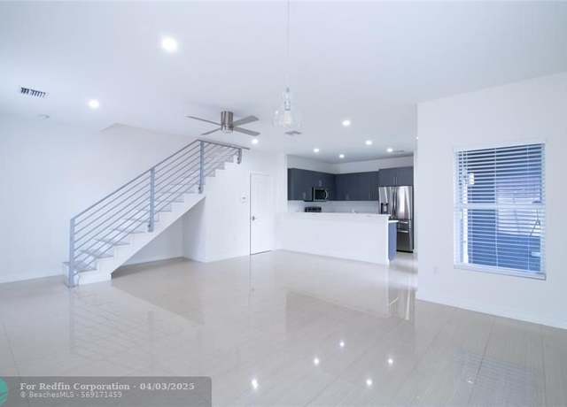 Property at 436 SE 16th St #436, Fort Lauderdale, FL 33316, 3 beds, 2.5 baths