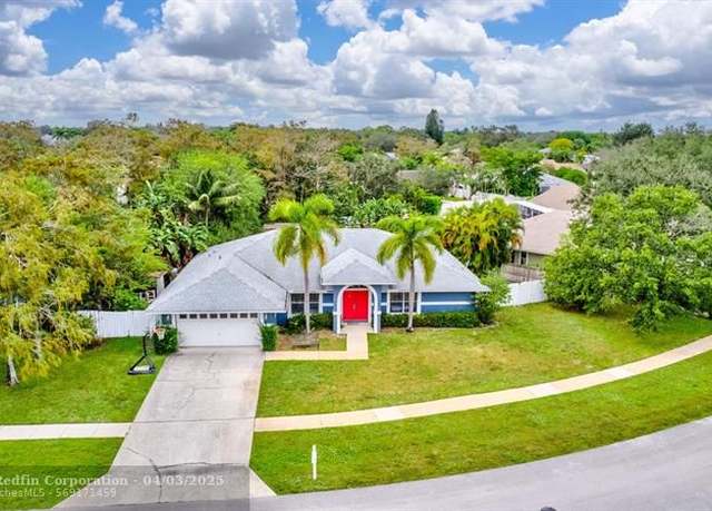 Property at 14100 Tecoma Dr, Wellington, FL 33414, 4 beds, 2 baths