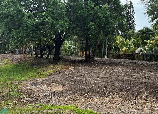 Property at 204 S Chillingworth Dr, West Palm Beach, FL 33409