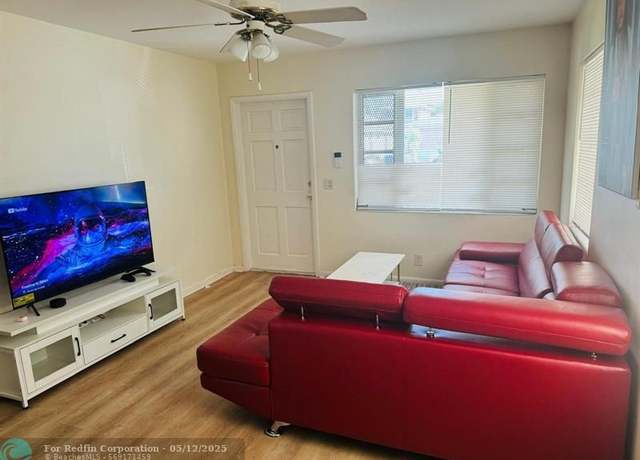 Property at 958 W 4th St, Riviera Beach, FL 33404, 2 beds, 1 bath
