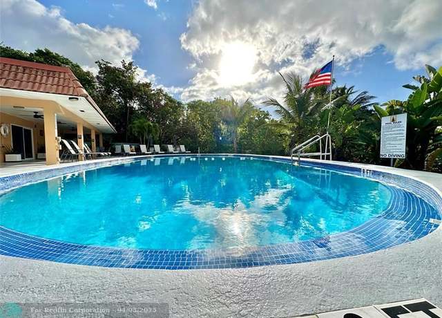 Property at 200 NE 19th Ct Unit 206-M, Wilton Manors, FL 33305, 2 beds, 2 baths