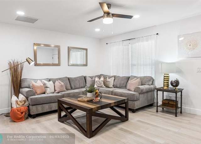 Property at 4951 Bayshore Dr, FL 34112, 5 beds, 3 baths