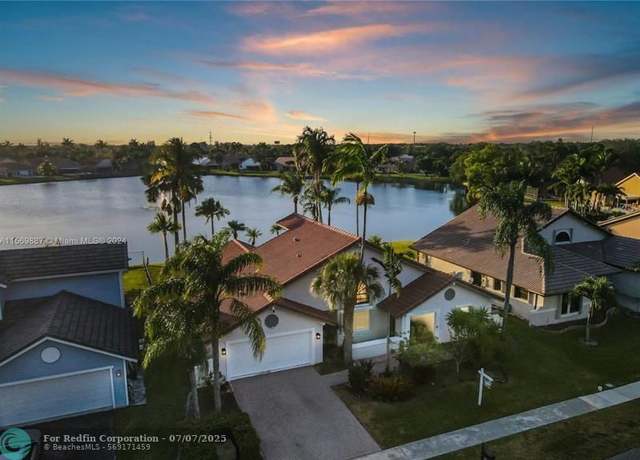 Property at 1661 E Oak Knoll Cir, Davie, FL 33324, 4 beds, 2 baths