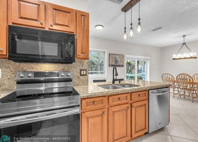 Property at 4776 Lago Vista Dr, Coconut Creek, FL 33073, 4 beds, 2.5 baths
