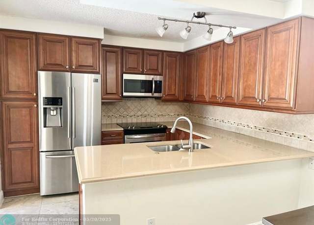 Property at 8175 Boca Rio Dr, Boca Raton, FL 33433, 3 beds, 2.5 baths