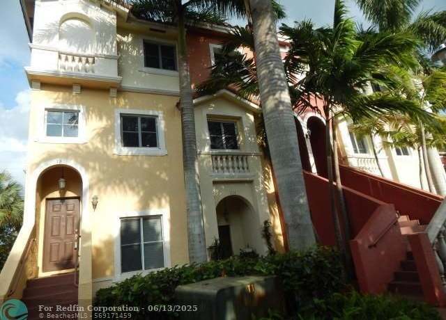 Property at 121 Bayfront Dr, Boynton Beach, FL 33435, 2 beds, 2.5 baths