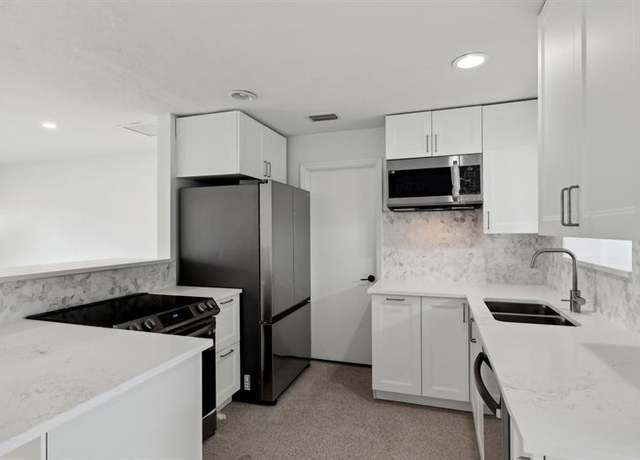 Property at 1547 NE 39th St, Oakland Park, FL 33334, 3 beds, 2 baths