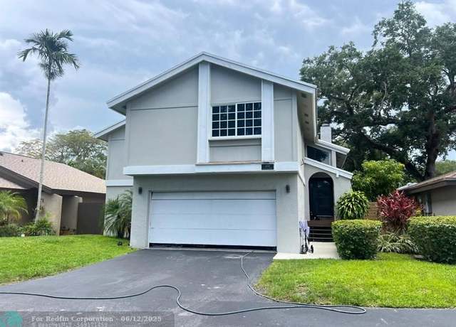 Property at 4104 N 49th Ave, Hollywood, FL 33021, 4 beds, 3.5 baths