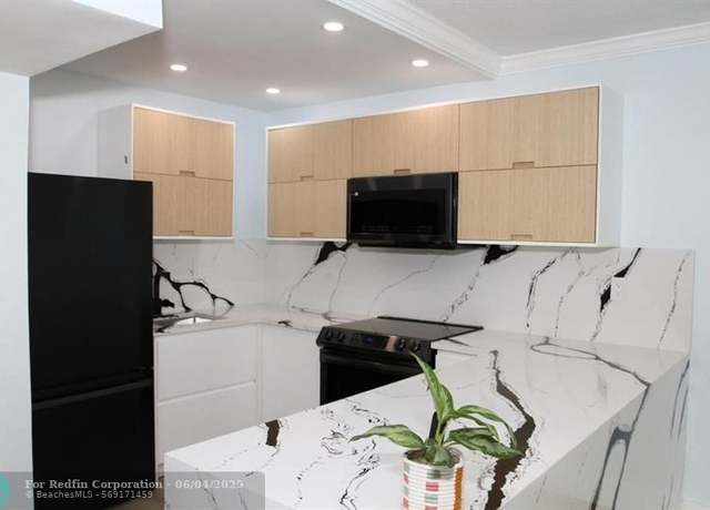 Property at 101 SE 6th Ave #5, Pompano Beach, FL 33060, 1 bed, 1.5 baths