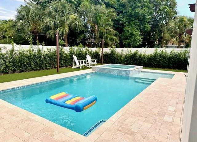 Property at 250 NE 10th St, Delray Beach, FL 33444, 3 beds, 2 baths