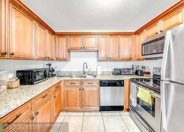 Property at 810 Lake Shore Dr #40, Lake Park, FL 33403, 2 beds, 1 bath