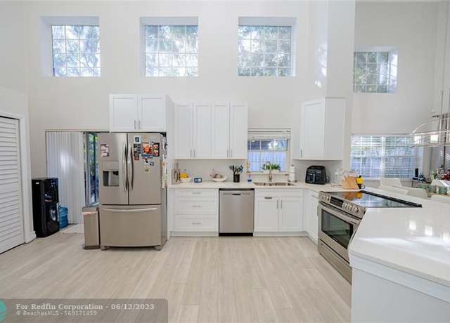 Property at 533 Bedford Ave, Weston, FL 33326, 3 beds, 2.5 baths