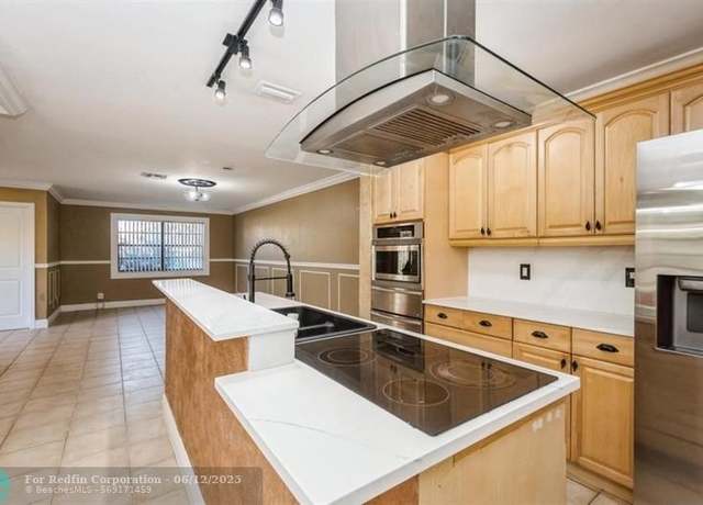 Property at 829 NW 47th St, Deerfield Beach, FL 33064, 2 beds, 2.5 baths