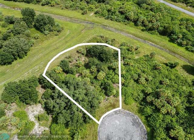 Property at 812 Opal Ct, FL 33939