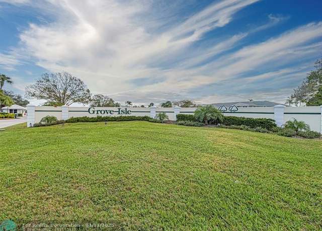 Property at 655 W Lake Jasmine Cir, Vero Beach, FL 32962, 2 beds, 2 baths