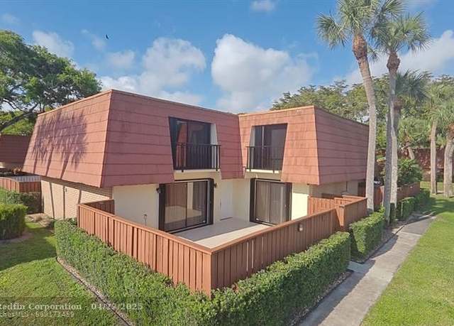 Property at 306 Buttonwood Ln #306, Boynton Beach, FL 33436, 2 beds, 2.5 baths
