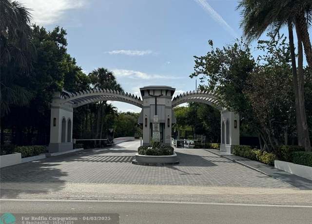 Property at 216 Poinciana Dr #216, North Miami Beach, FL 33160, 3 beds, 2.5 baths