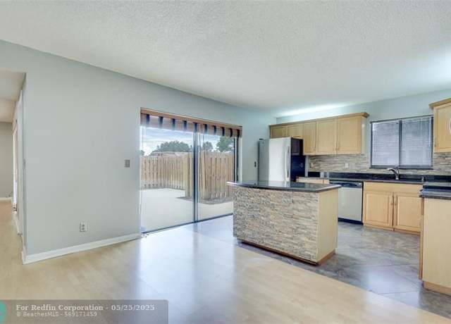 Property at 4091 Palm Bay Cir Unit D, West Palm Beach, FL 33406, 2 beds, 2.5 baths