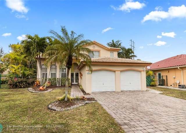 Property at 14221 N Royal Cove Cir, Davie, FL 33325, 4 beds, 3 baths