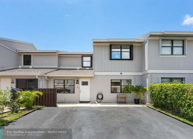 Property at 5324 Tennis Ln, Delray Beach, FL 33484, 3 beds, 2.5 baths