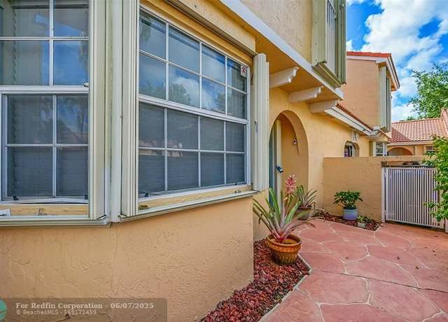 Property at 11353 Lakeview Dr #5, Coral Springs, FL 33071, 3 beds, 2.5 baths