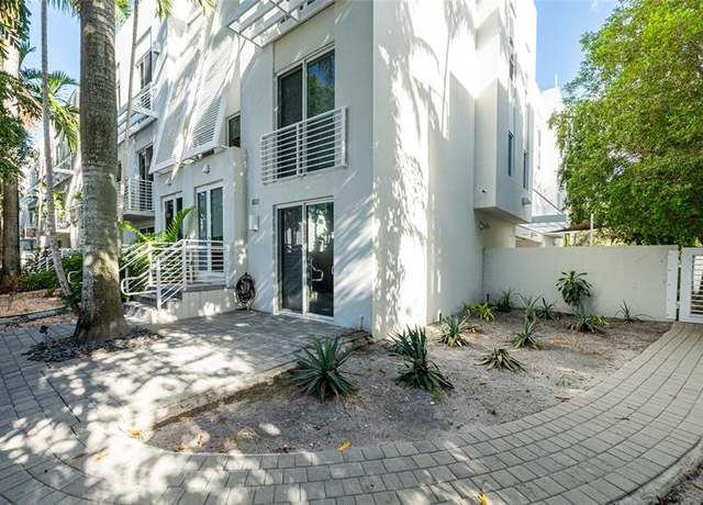 Property at 801 SE 12th Ct, Fort Lauderdale, FL 33316, 3 beds, 3.5 baths