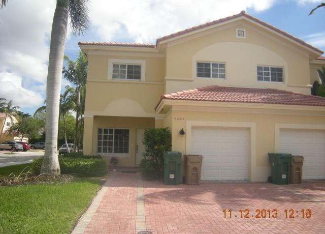 Property at 4224 W Stonecreek Crk #4224, Davie, FL 33024, 3 beds, 2.5 baths