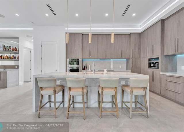 Property at 723 S Lake Ave, Delray Beach, FL 33483, 4 beds, 4.5 baths