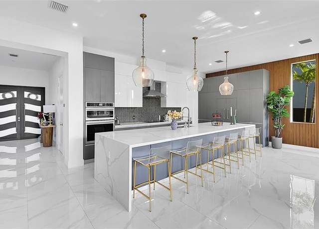 Property at 12300 Rhino Oaks Dr, Davie, FL 33325, 4 beds, 4 baths
