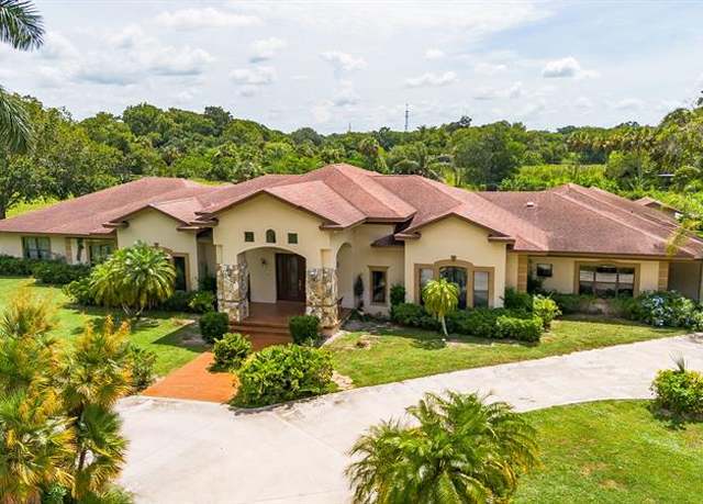 Property at 2085 SE 4th St, Okeechobee, FL 34974, 4 beds, 3 baths