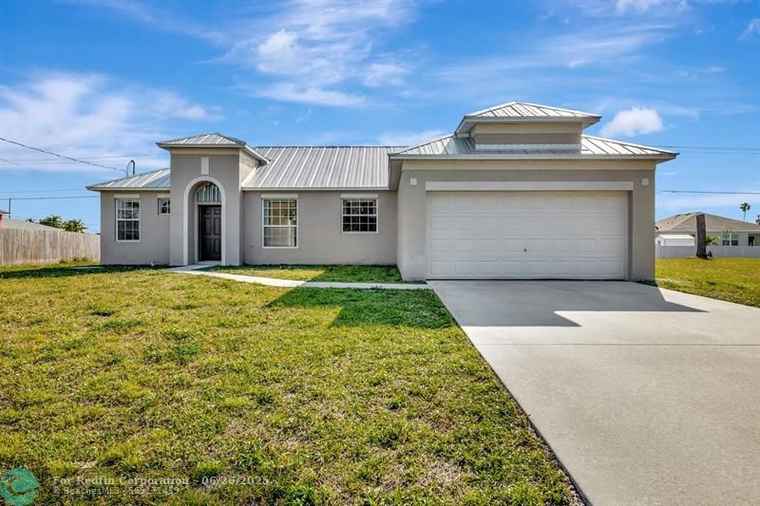 Photo of 423 NW Ravenswood Port St. Lucie, FL 34983