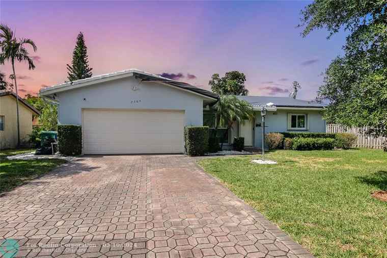 Photo of 7505 NW 40th Ct Coral Springs, FL 33065