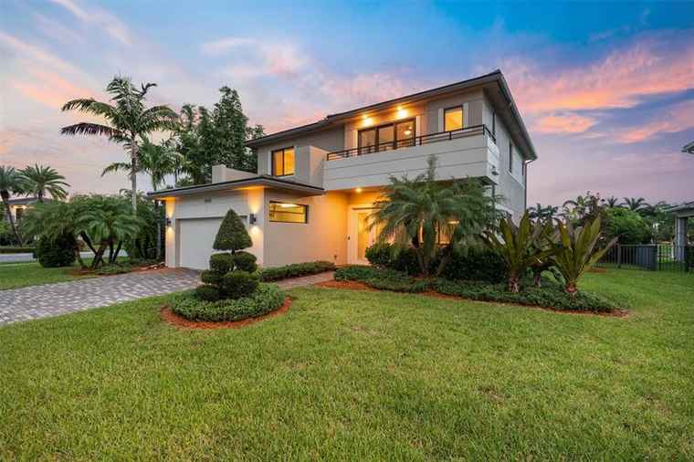 Photo of 10593 N Lago Vista Cir Parkland, FL 33076