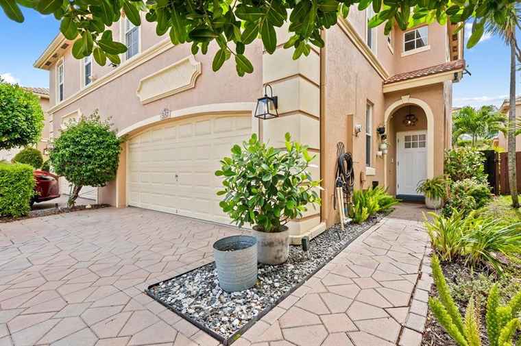 Photo of 5157 Meadow Oaks Dr #5157 Coconut Creek, FL 33073