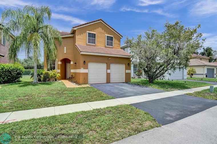 Photo of 1851 NW 184th Ter Pembroke Pines, FL 33029