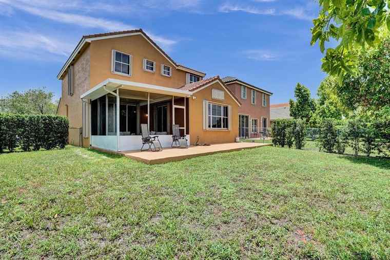Photo of 1851 NW 184th Ter Pembroke Pines, FL 33029