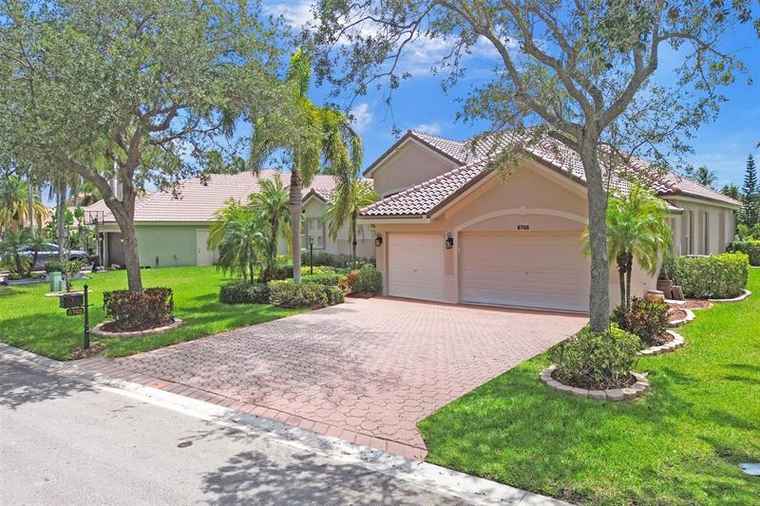 Photo of 6748 NW 110th Way Parkland, FL 33076
