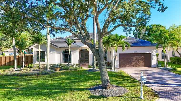 Photo of 16260 Owasco Cir Davie, FL 33331