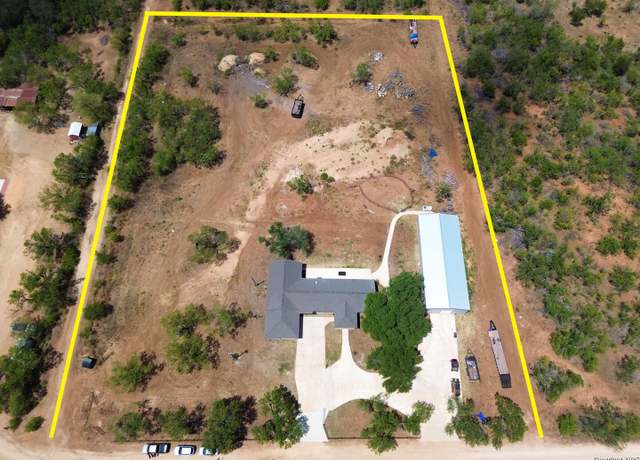 Property at 200 Pr 6631, Devine, TX 78016, 4 beds, 3 baths
