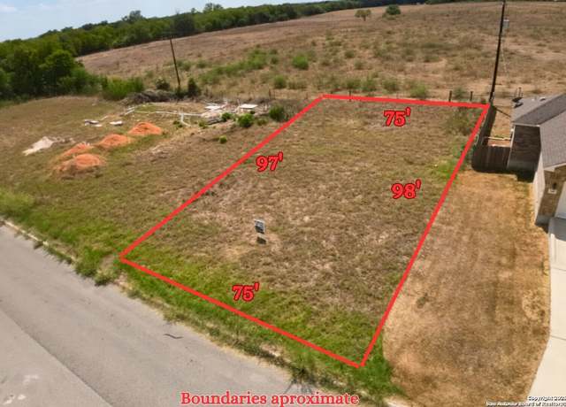 Property at 152 N 1st St, Floresville, TX 78114